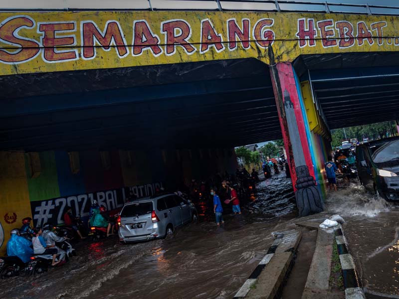 Banjir Merendam Terowongan Semarang Hebat