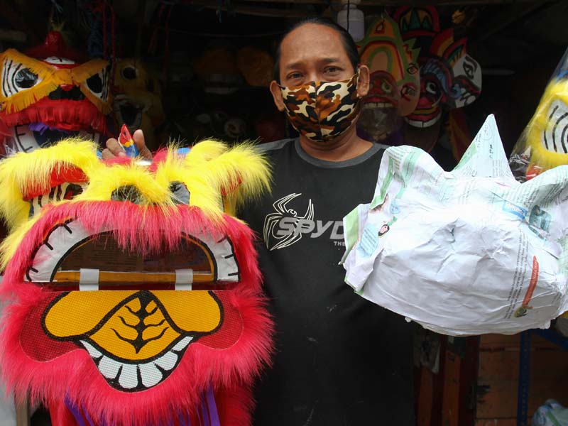 Kerajinan Barongsai Kecil Berbahan Kertas Bekas