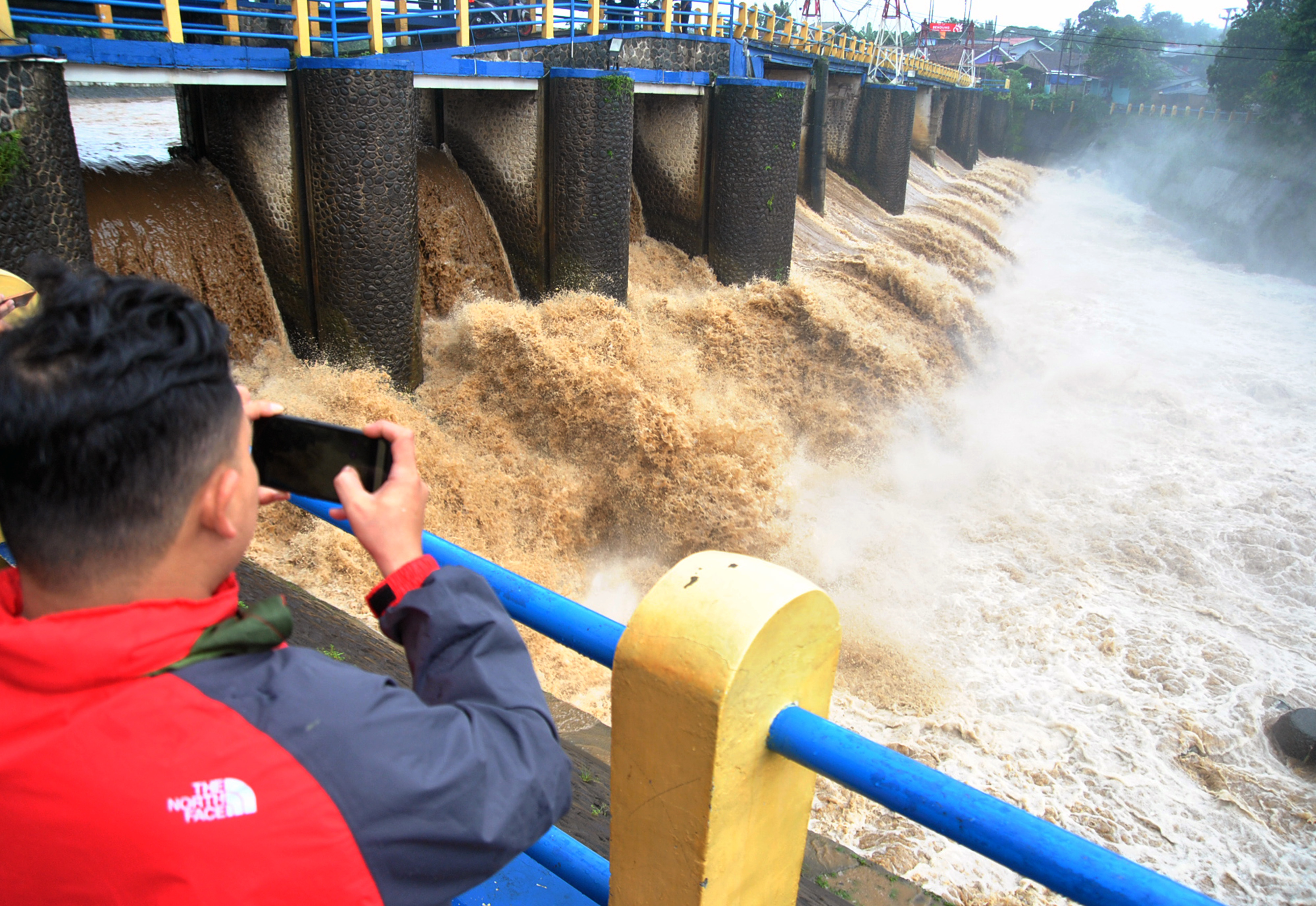 Debit Air Meningkat di  Bendung Katulampa