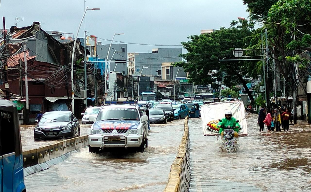 Banjir Sebabkan Kemacetan Parah