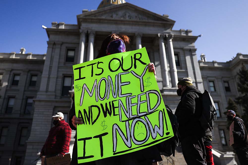 Menuntut Uang Bantuan Bagi Pengangguran Akibat Covid-19 