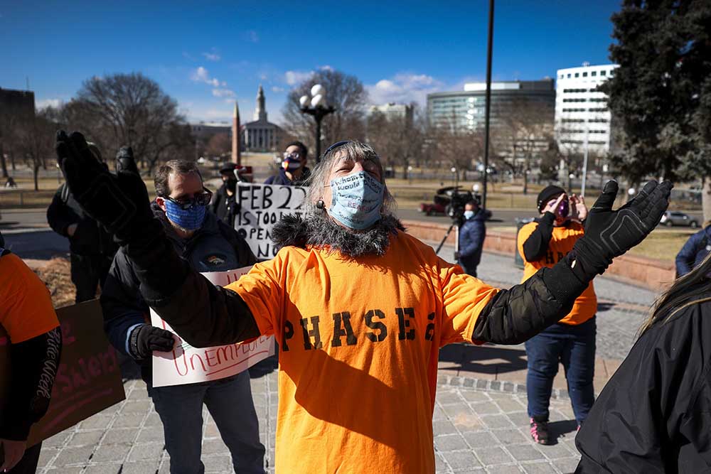 Menuntut Uang Bantuan Bagi Pengangguran Akibat Covid-19 