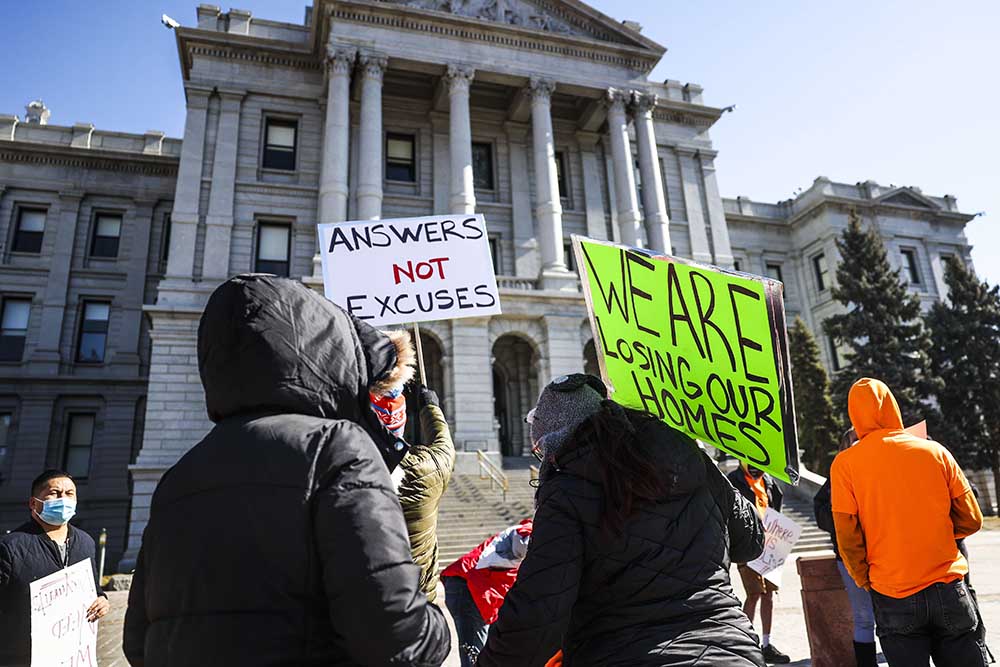 Menuntut Uang Bantuan Bagi Pengangguran Akibat Covid-19 