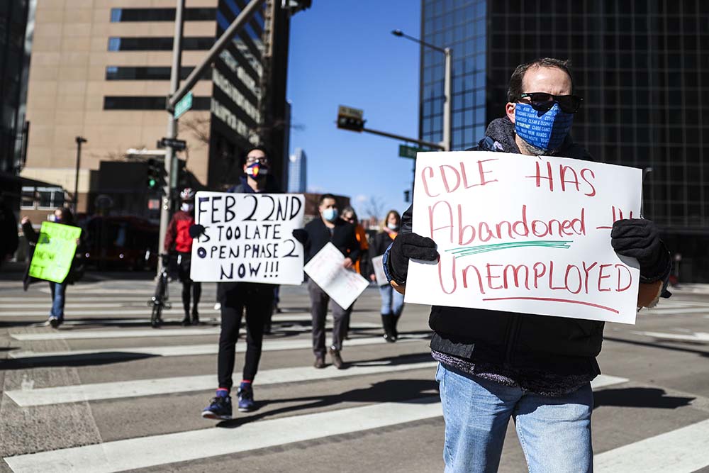 Menuntut Uang Bantuan Bagi Pengangguran Akibat Covid-19 