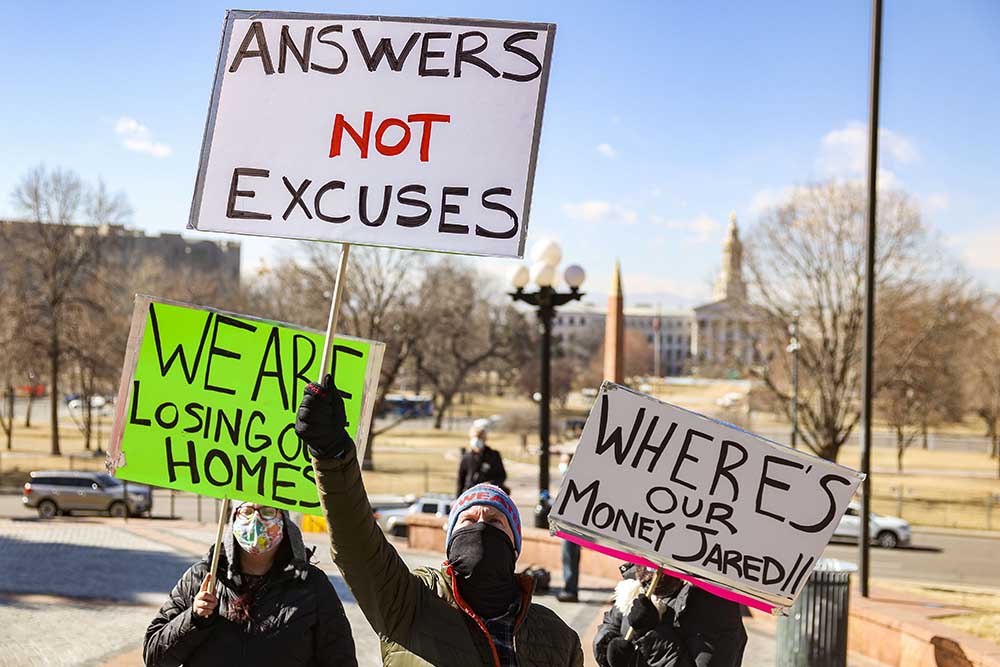 Menuntut Uang Bantuan Bagi Pengangguran Akibat Covid-19 