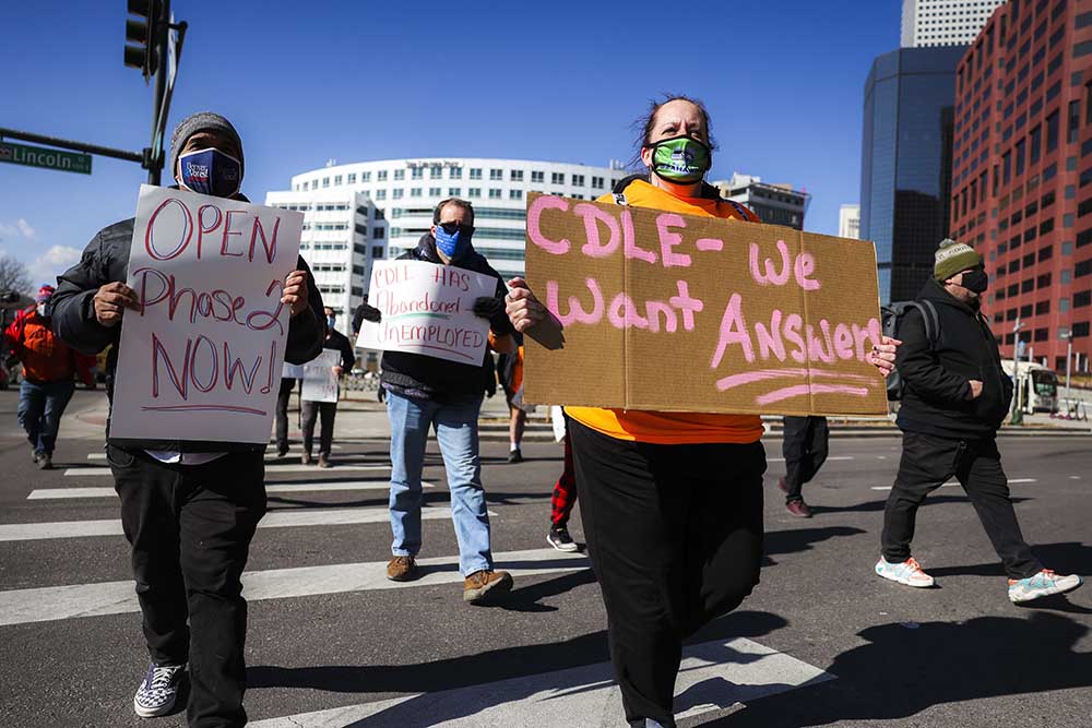 Menuntut Uang Bantuan Bagi Pengangguran Akibat Covid-19 