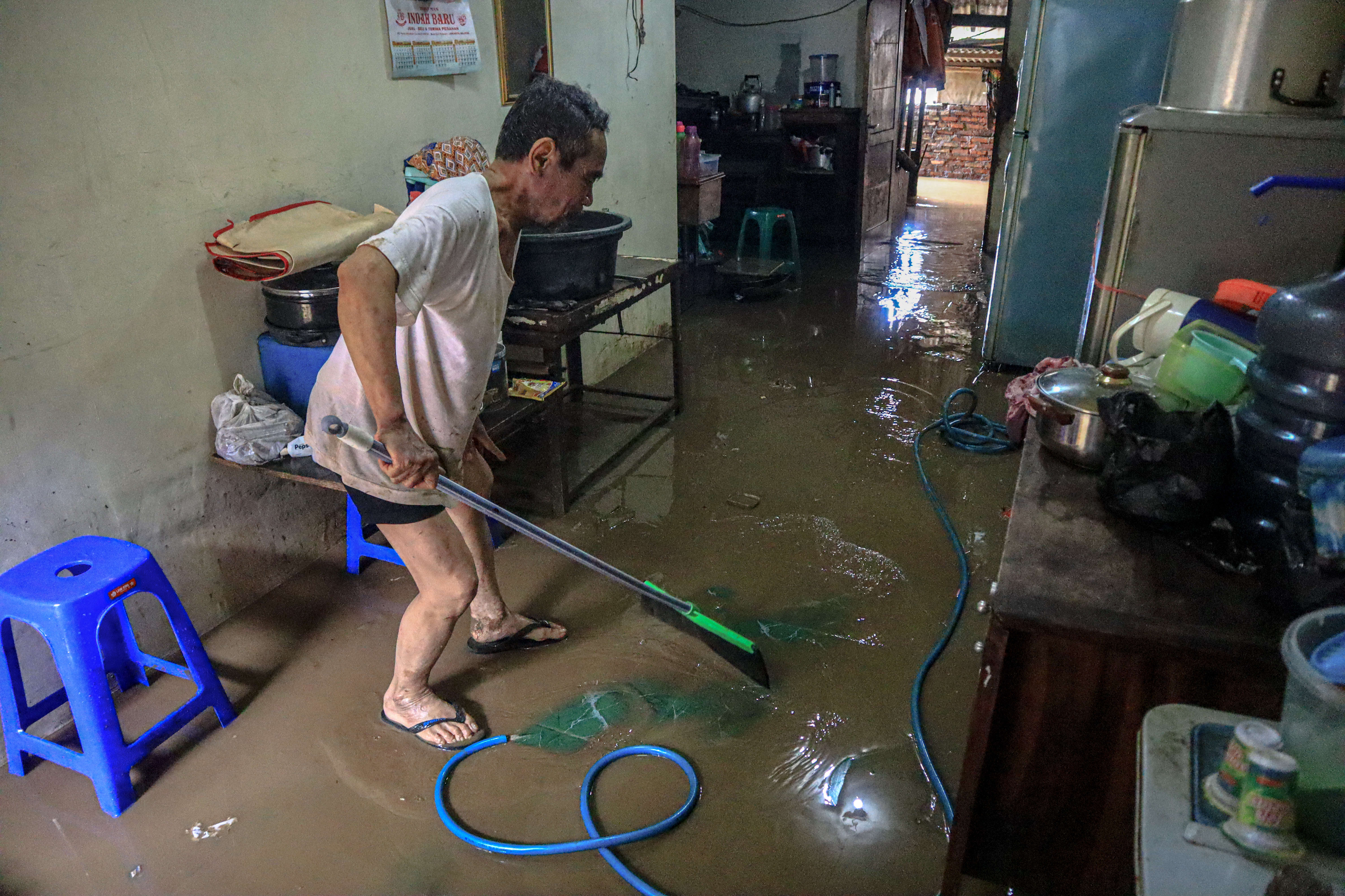 Bersihkan Lumpus Pasca Banjir
