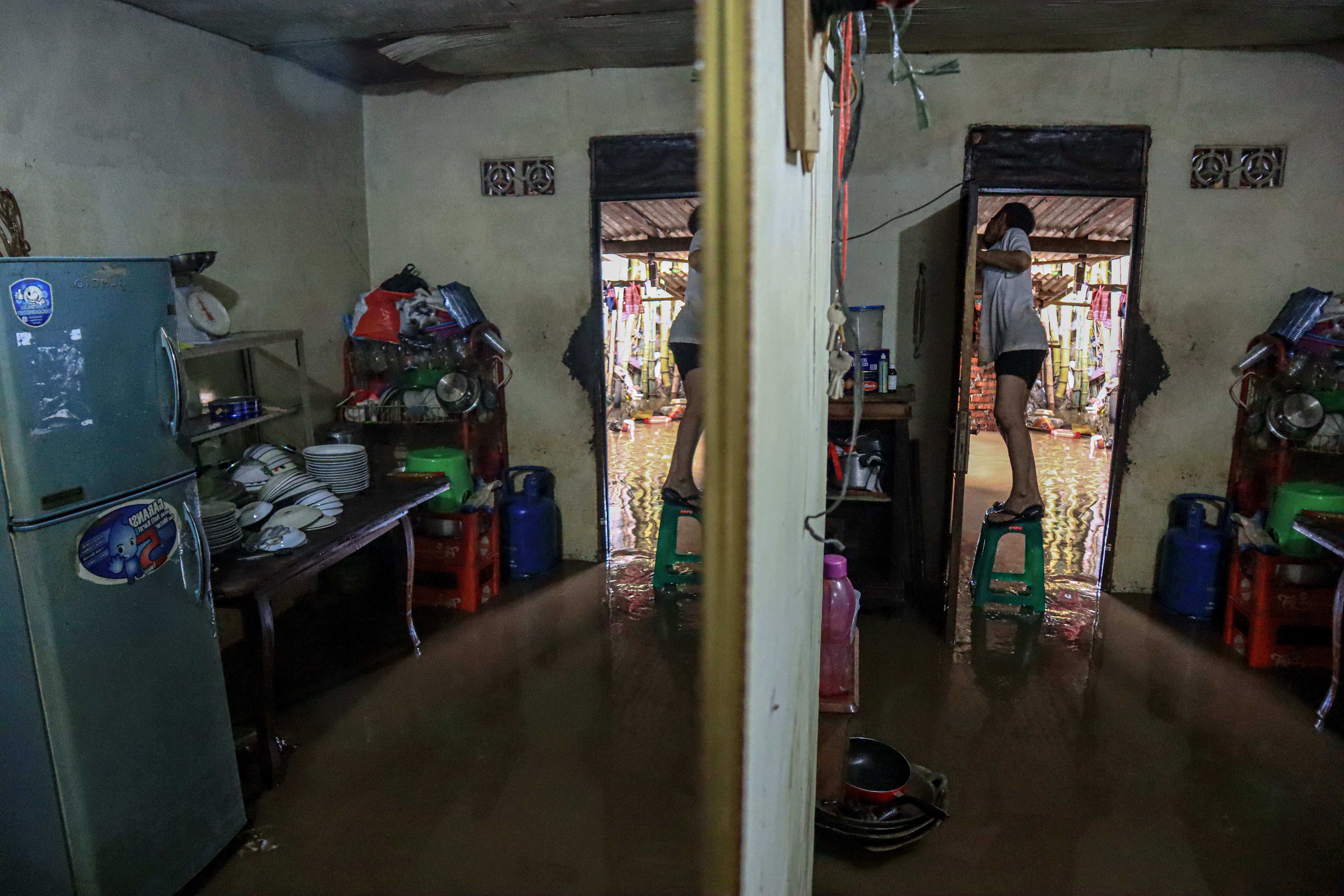 Bersihkan Lumpus Pasca Banjir