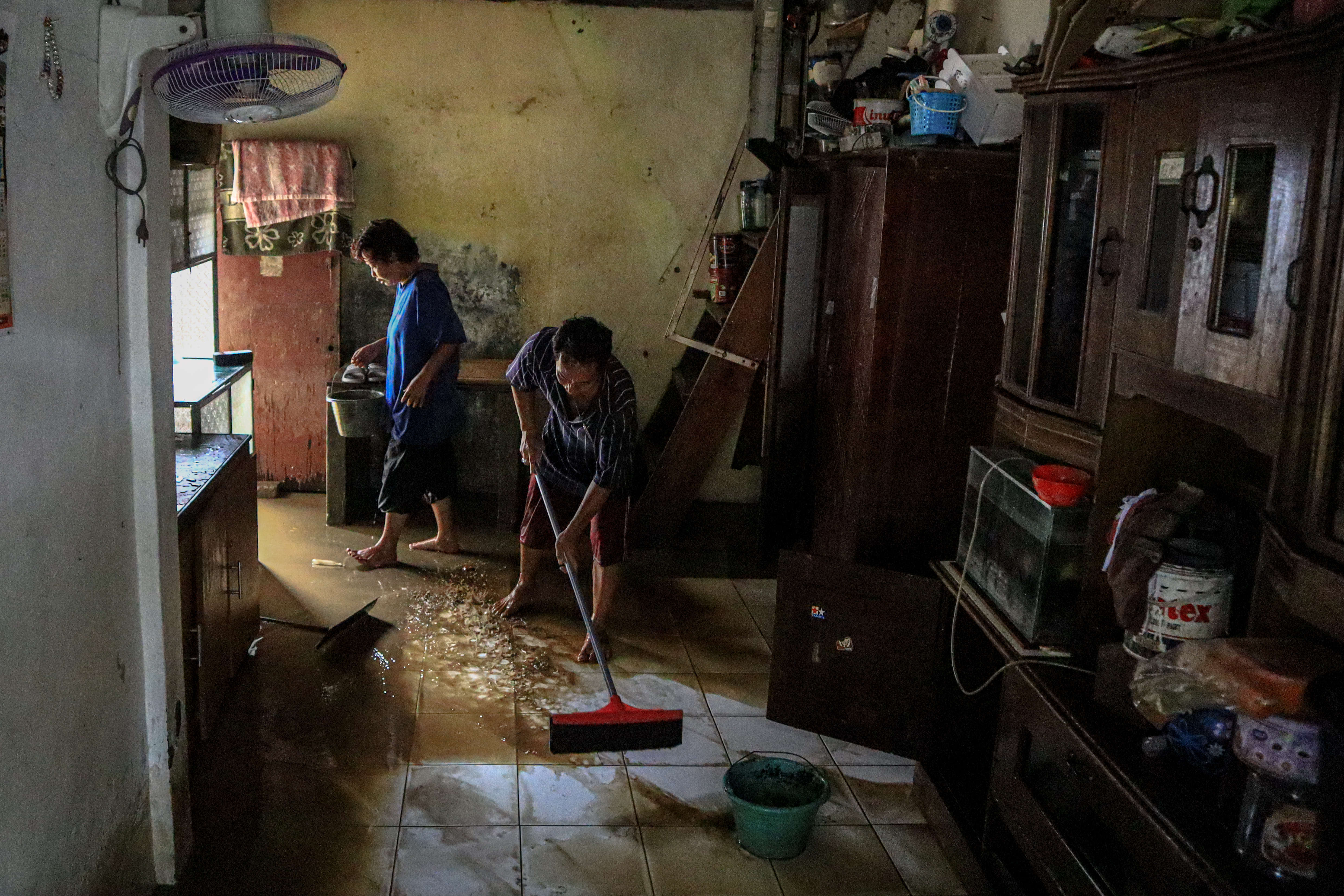 Bersihkan Lumpus Pasca Banjir