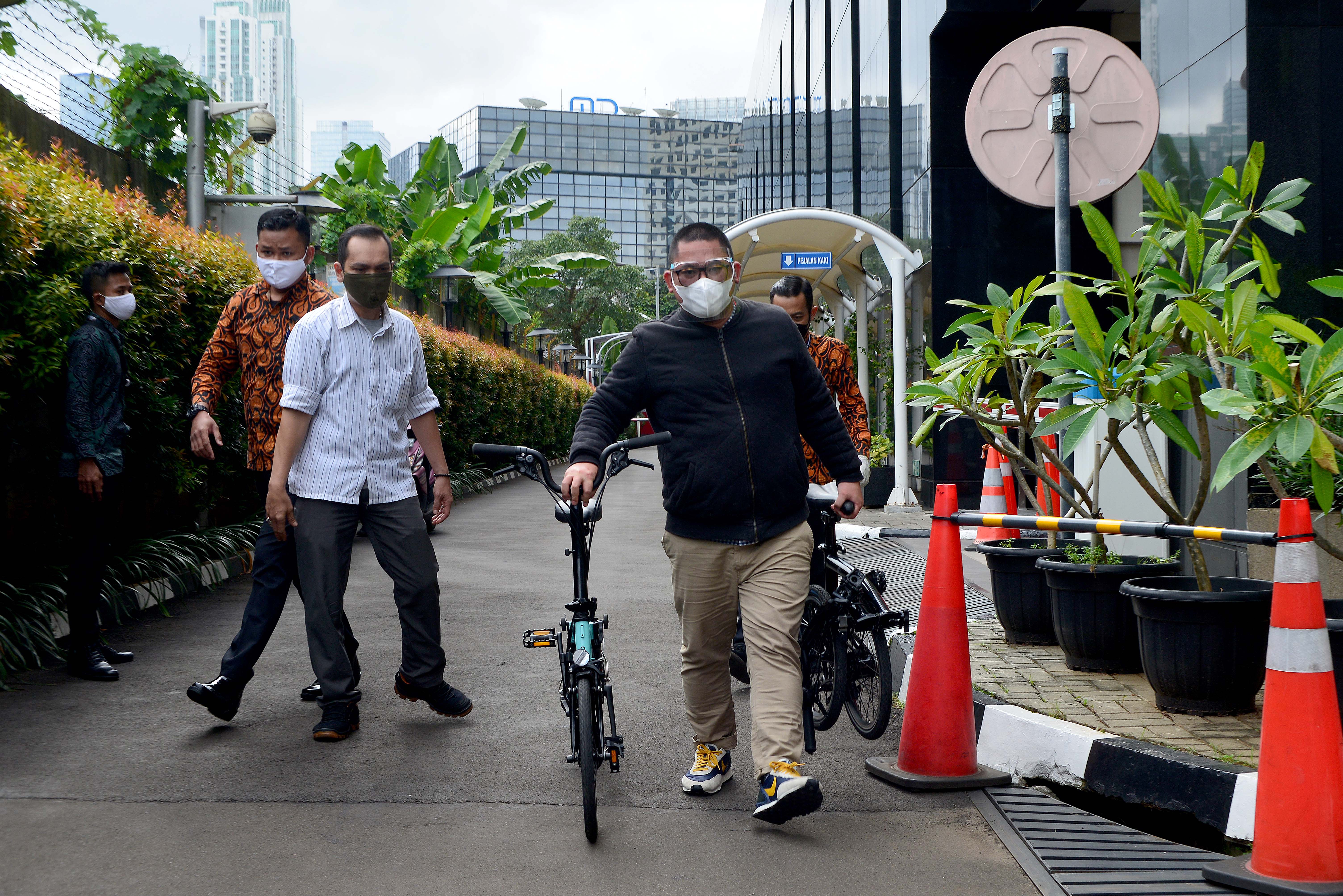 Serahkan Barang Bukti Suap Bansos