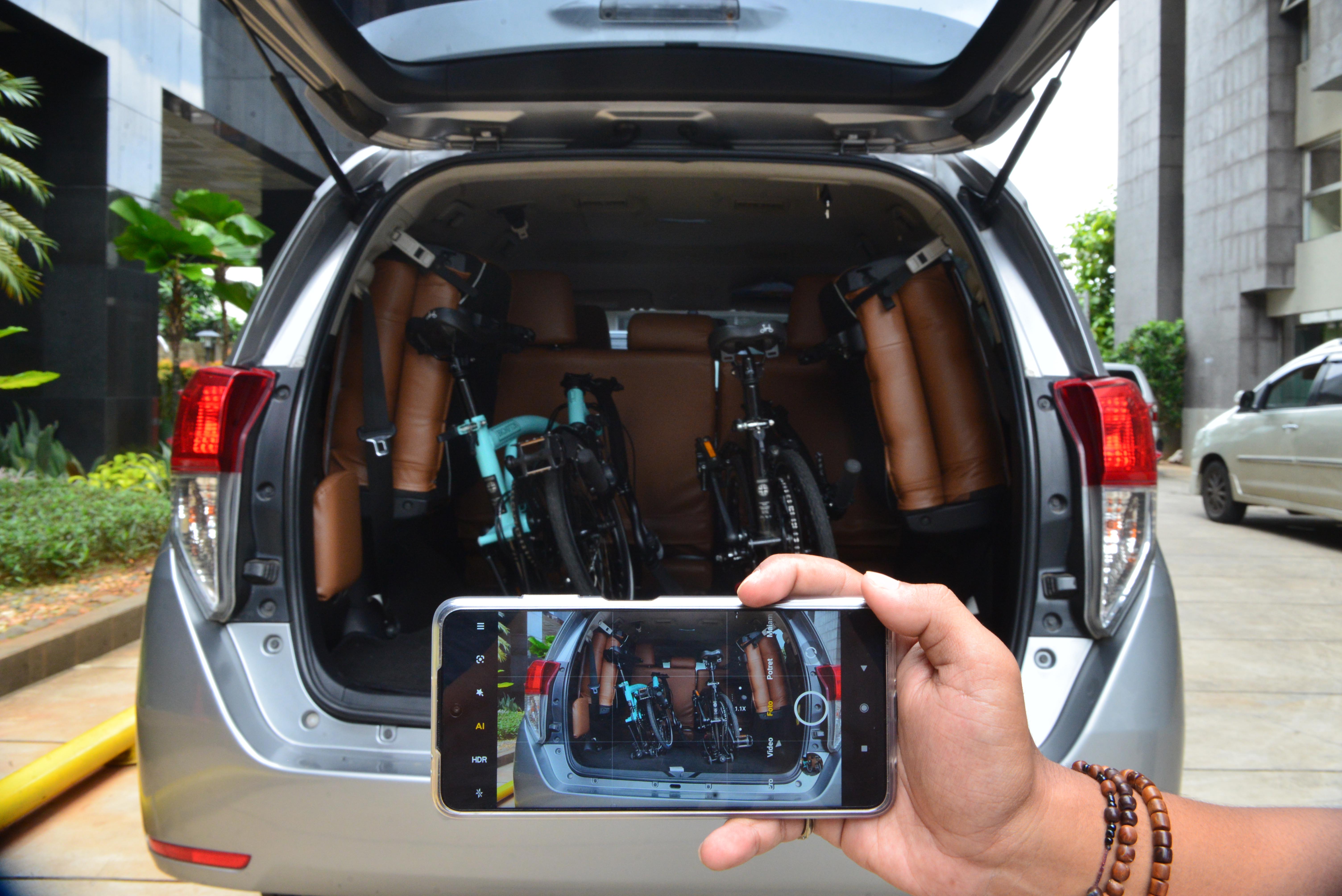 Serahkan Barang Bukti Suap Bansos