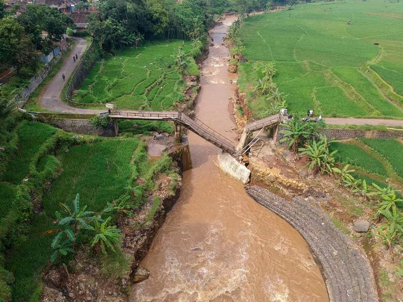 Jembatan Kalipetung Roboh