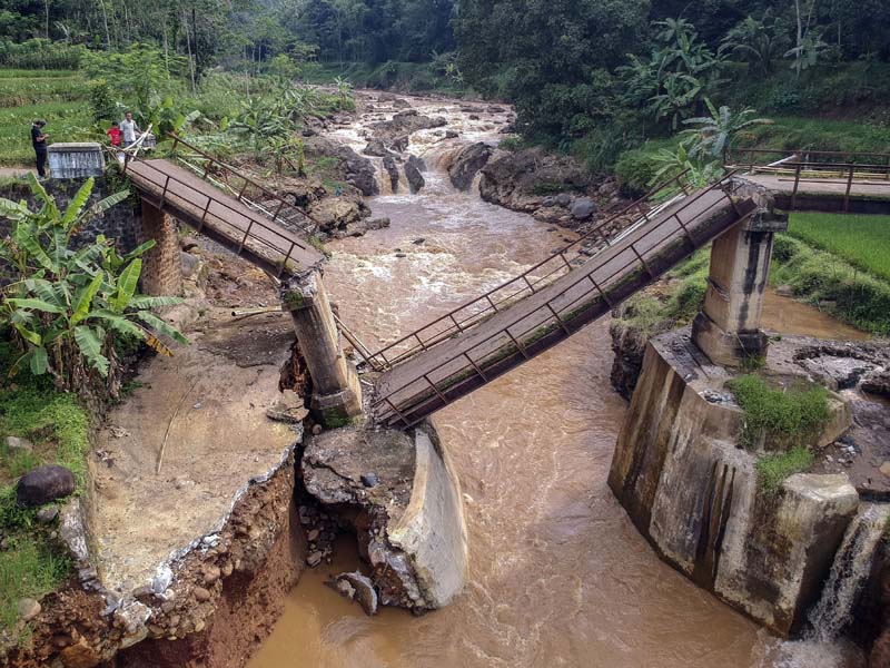 Jembatan Kalipetung Roboh