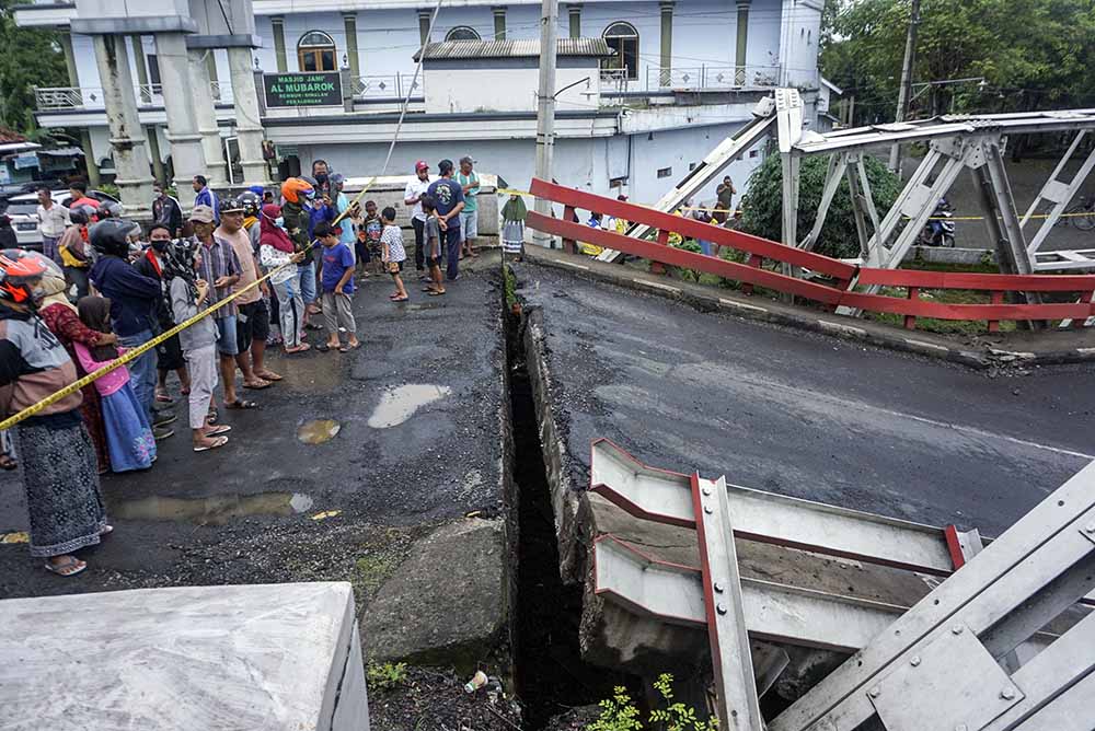 Jembatan Jalan Pantura Ambles