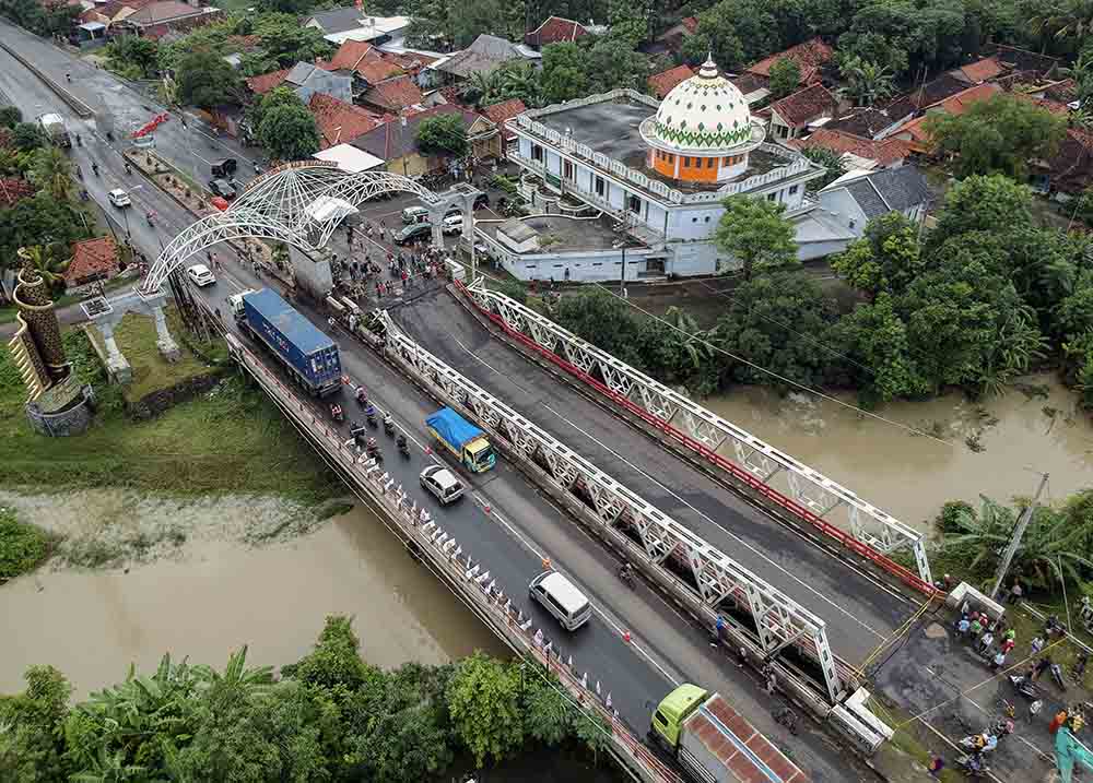 Jembatan Jalan Pantura Ambles