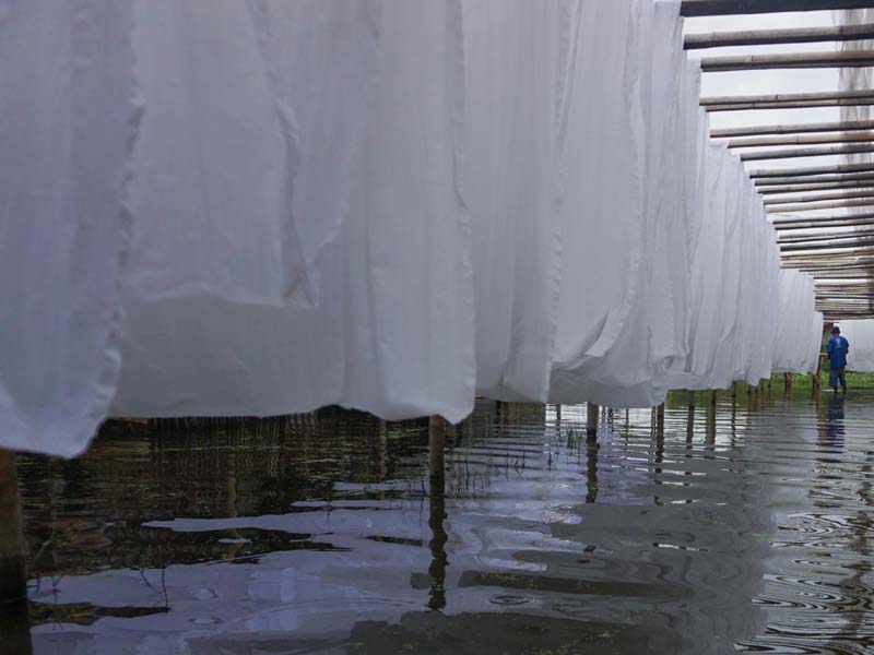 Menjemur Kain Batik Saat Banjir