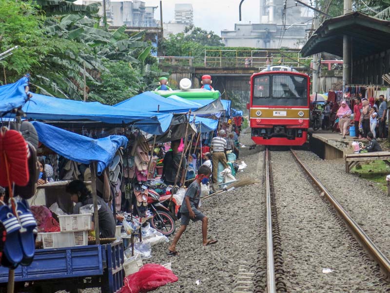 Pasar Pinggir Rel Kereta 