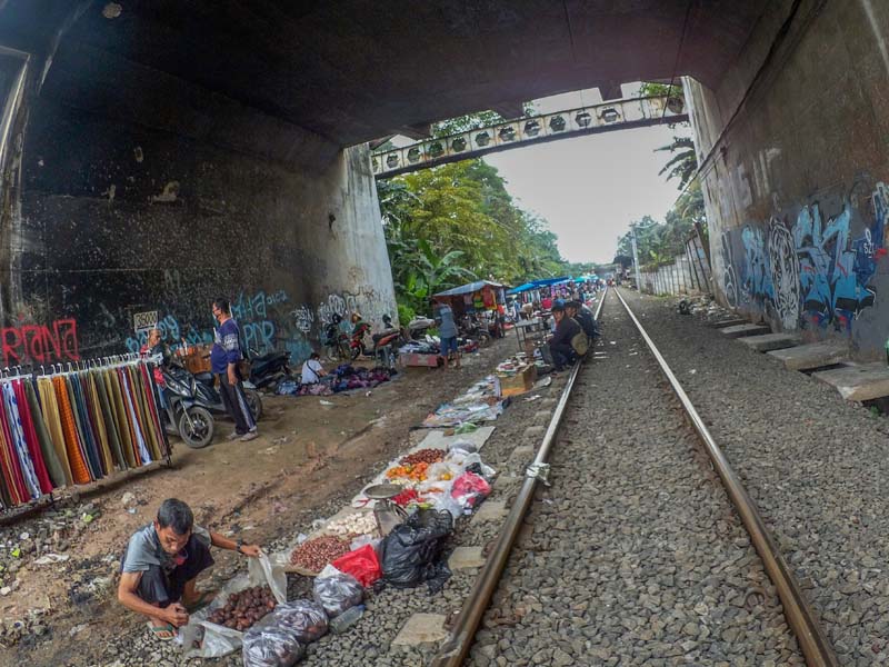 Pasar Pinggir Rel Kereta 
