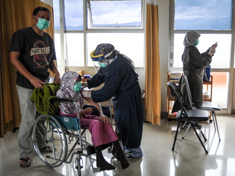 Vaksinasi Covid-19 Untuk Lansia Di Bandung