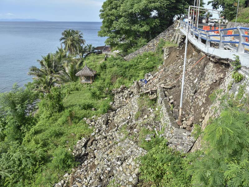 Pondasi Jalan Wisata Senggigi View Amblas