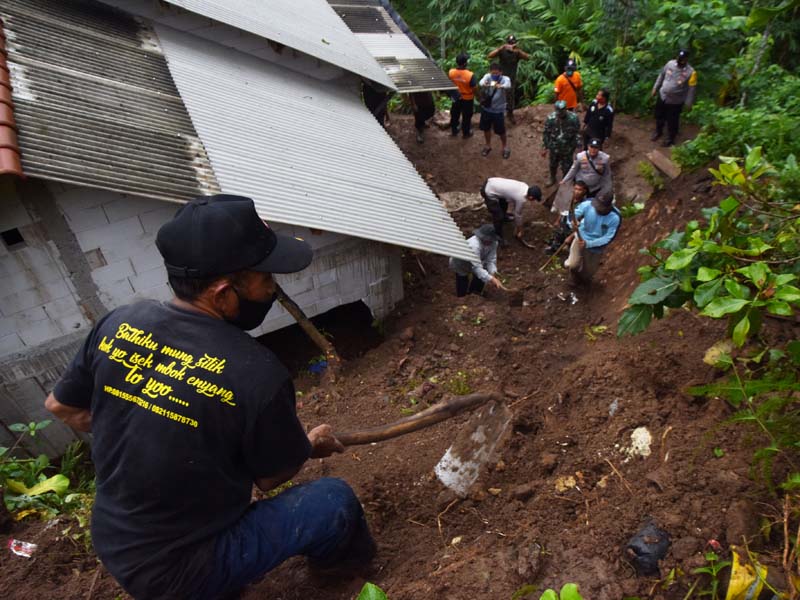 Bencana Tanah Longsor Di Madiun