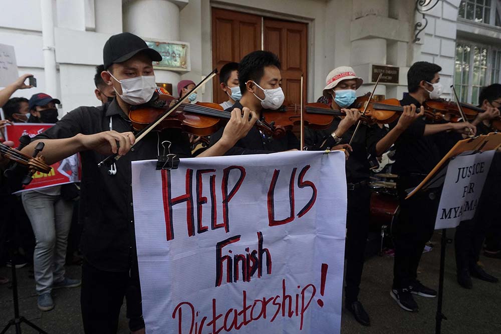 Para Musisi Turun Ke Jalan Tolak Kudeta