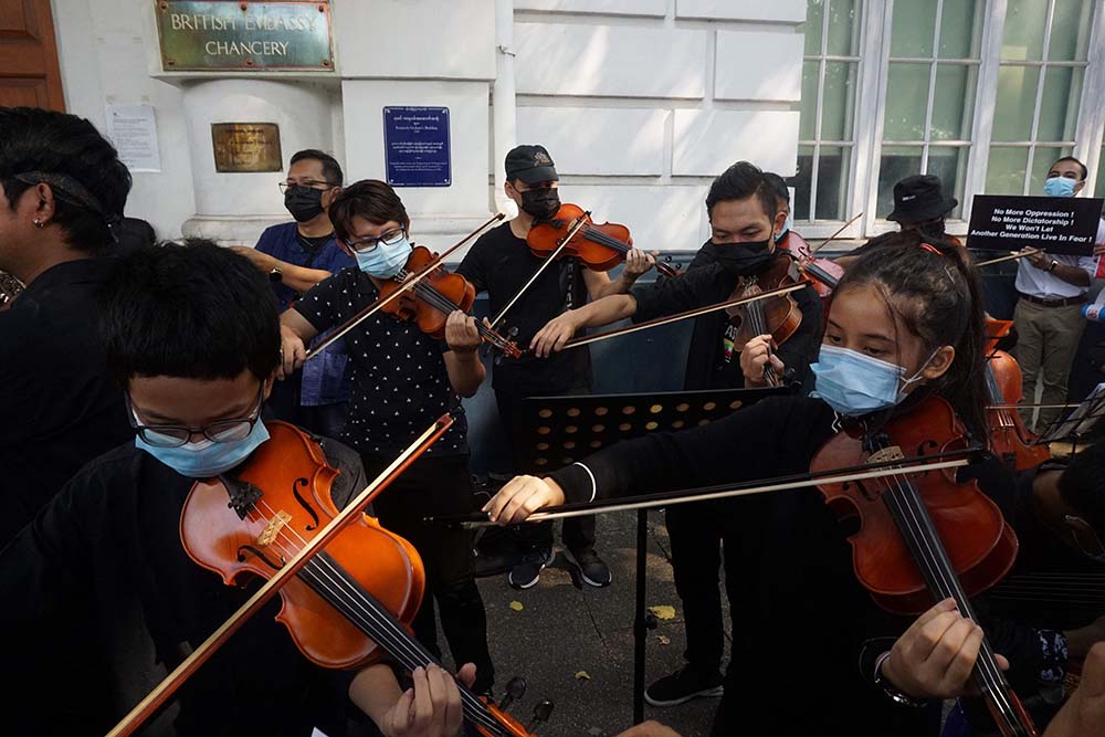 Para Musisi Turun Ke Jalan Tolak Kudeta