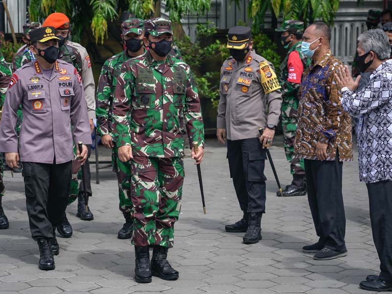 Panglima TNI dan Kapolri Meninjau Penerapan PPKM Mikro