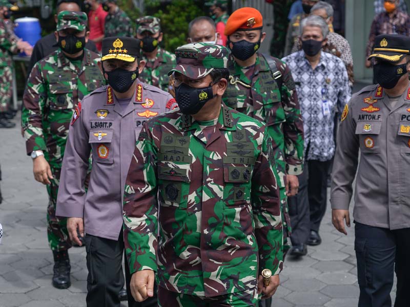 Panglima TNI dan Kapolri Meninjau Penerapan PPKM Mikro