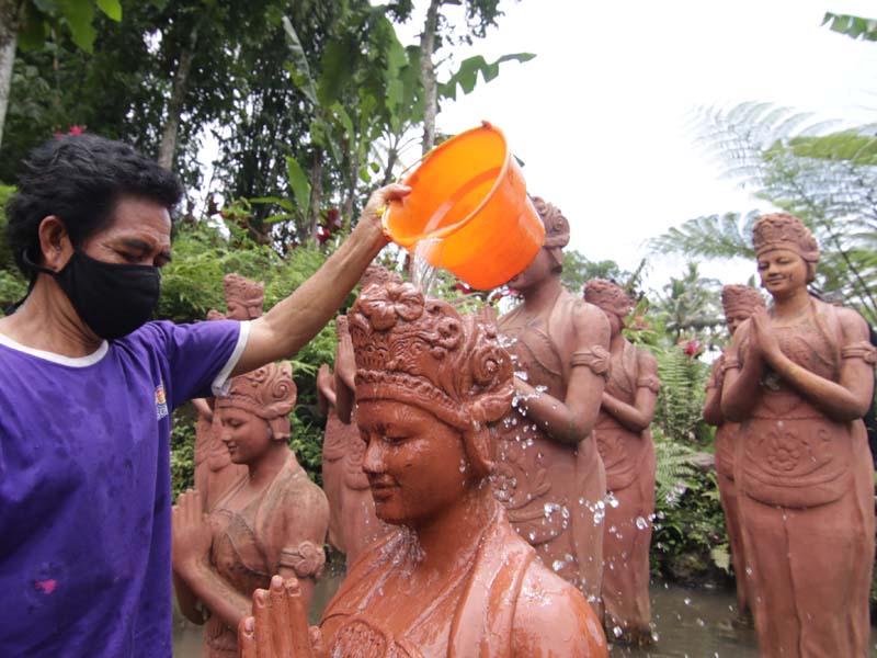 Bersihkan Patung Gandrung Dari Abu Vulkanik