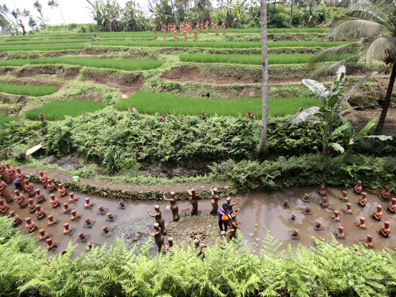 Bersihkan Patung Gandrung Dari Abu Vulkanik