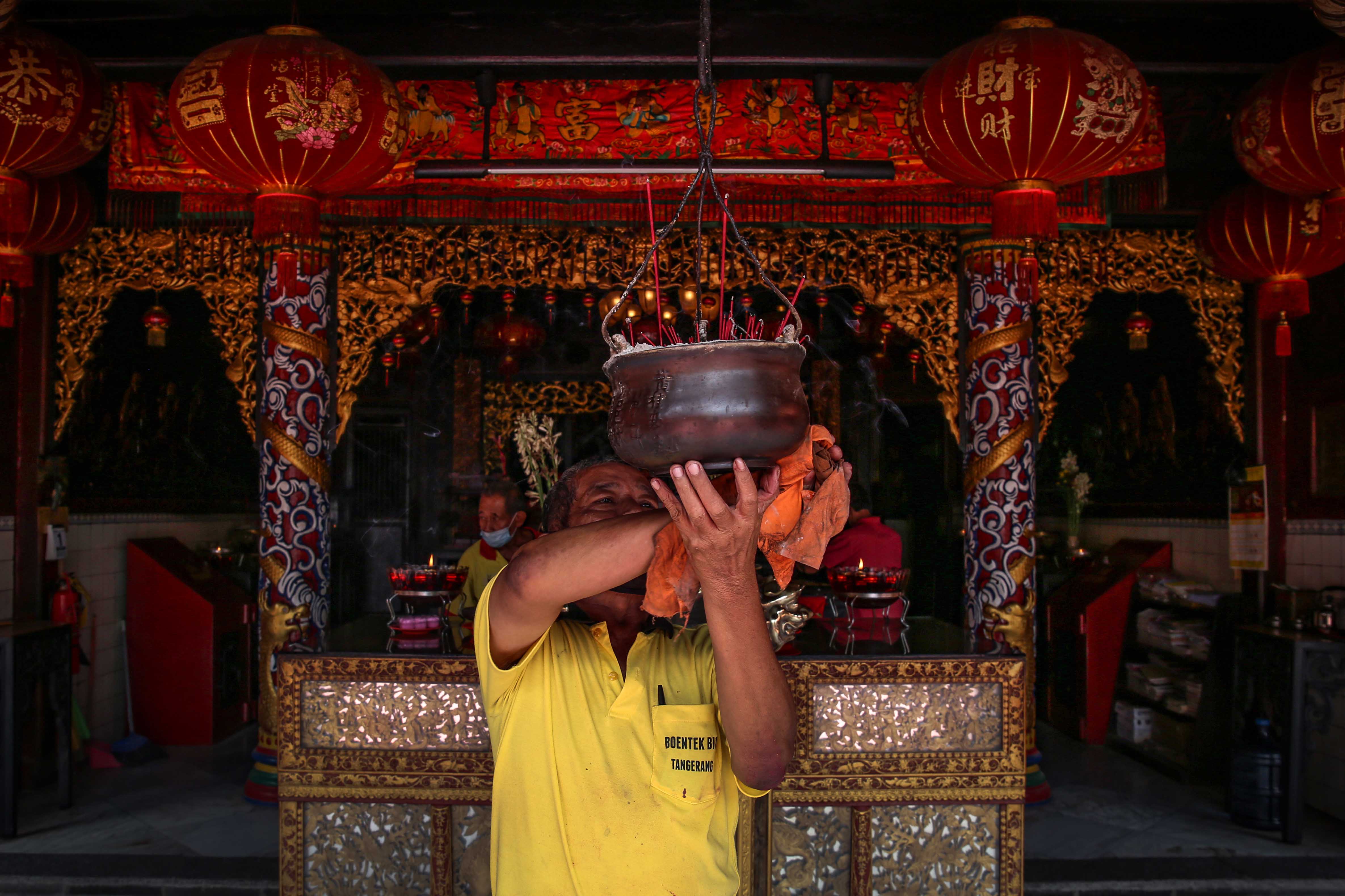 Bersih-Bersih Wihara Jelang Imlek 2021