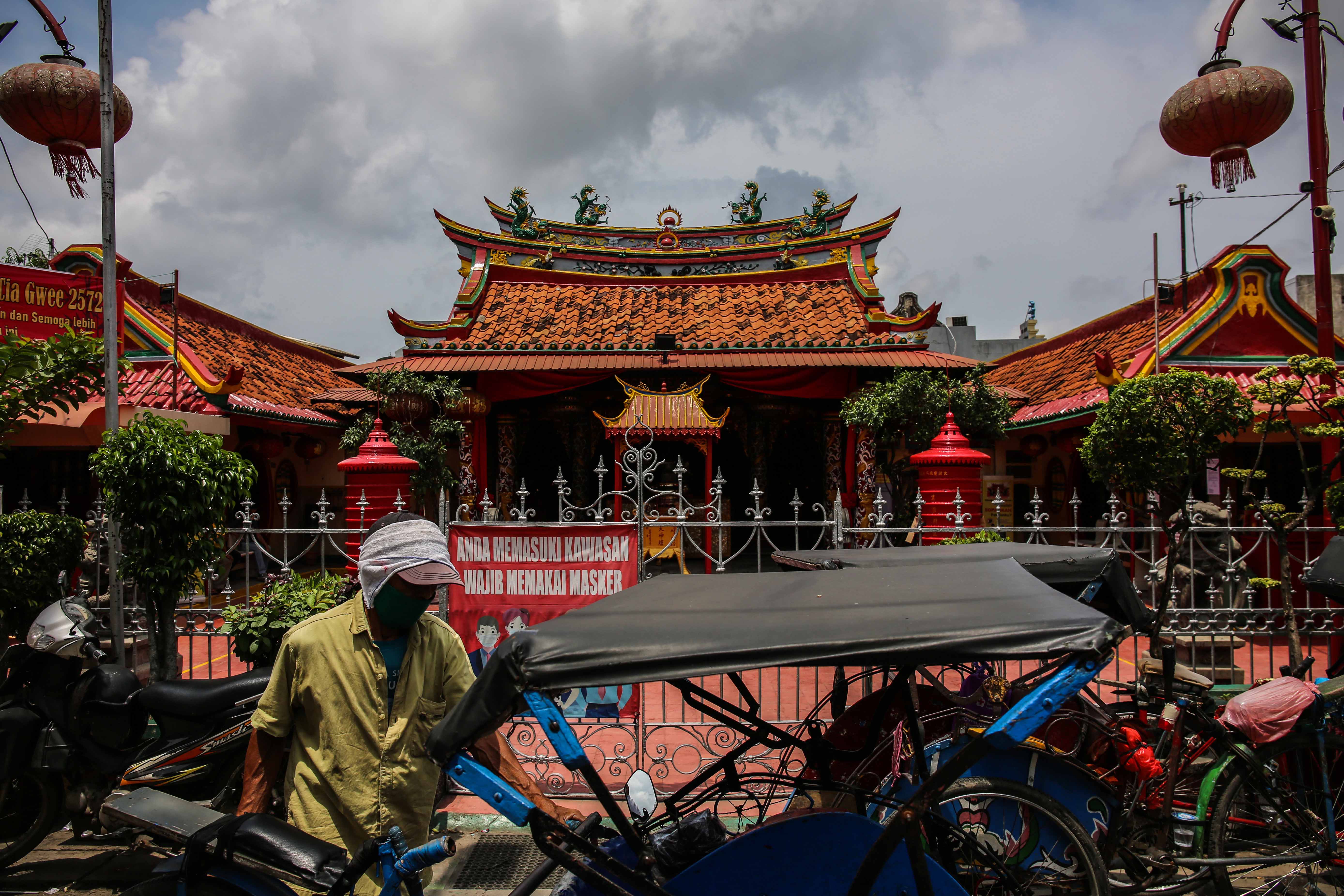 Bersih-Bersih Wihara Jelang Imlek 2021