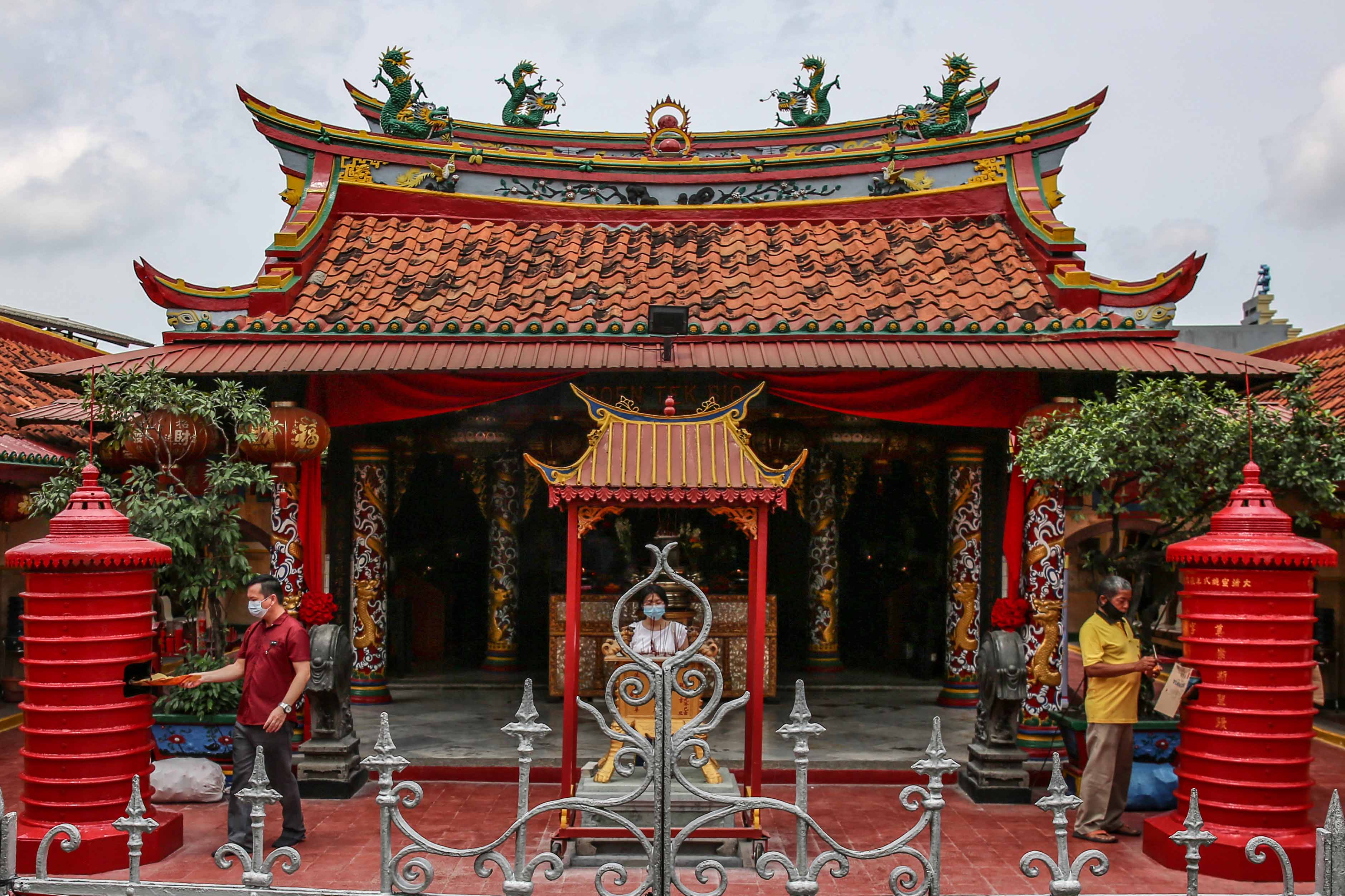 Bersih-Bersih Wihara Jelang Imlek 2021