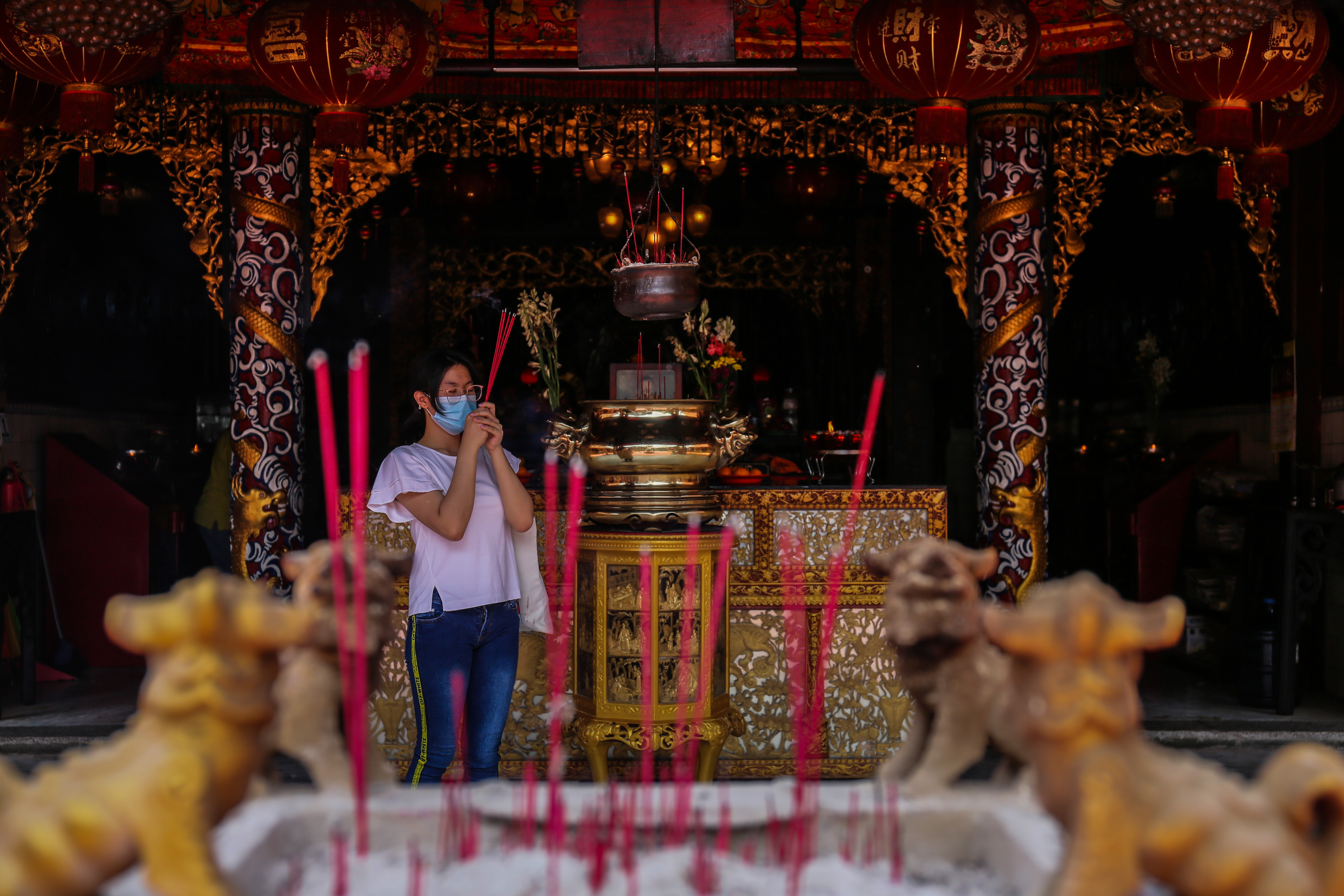 Bersih-Bersih Wihara Jelang Imlek 2021