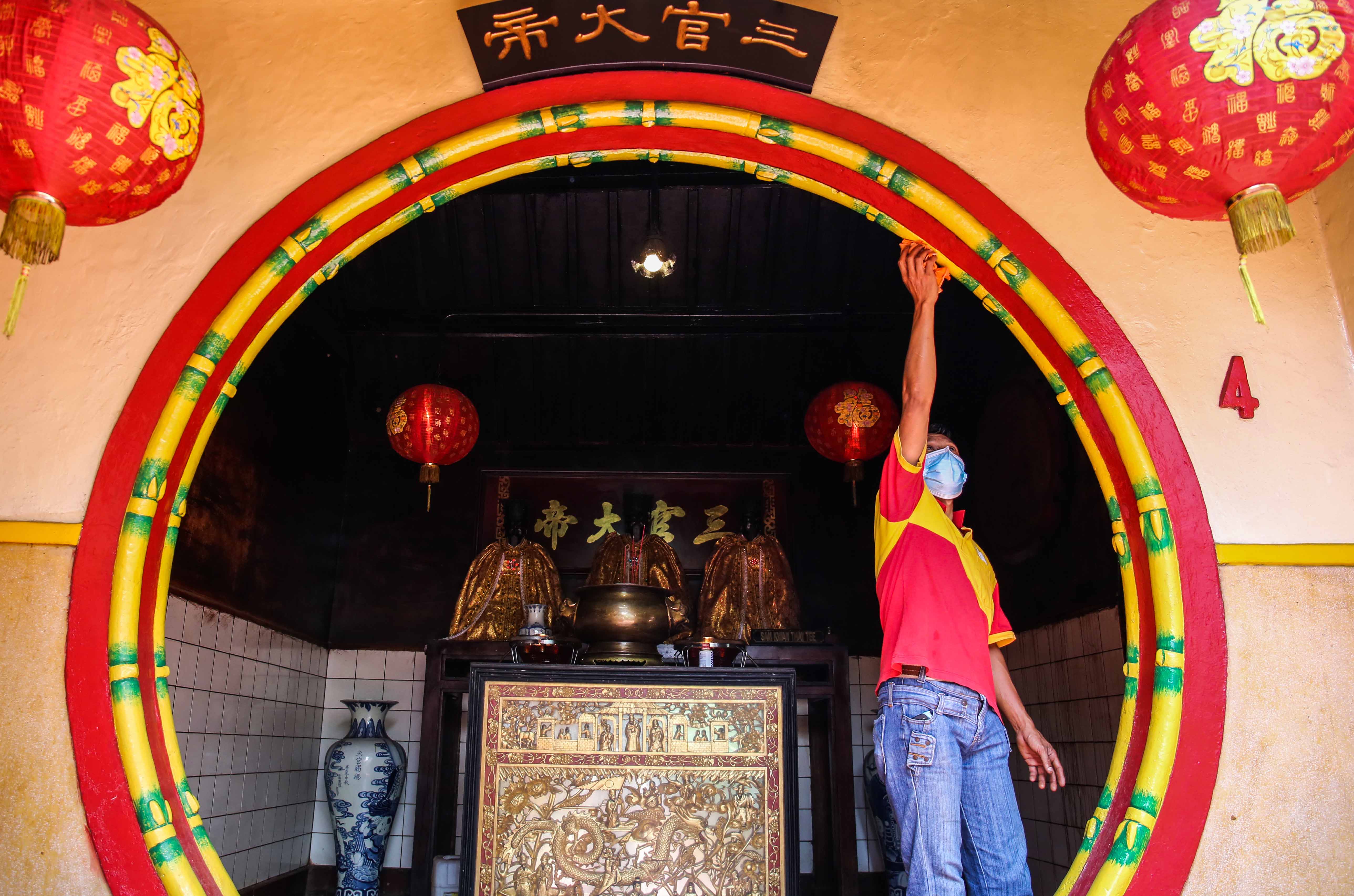 Bersih-Bersih Wihara Jelang Imlek 2021