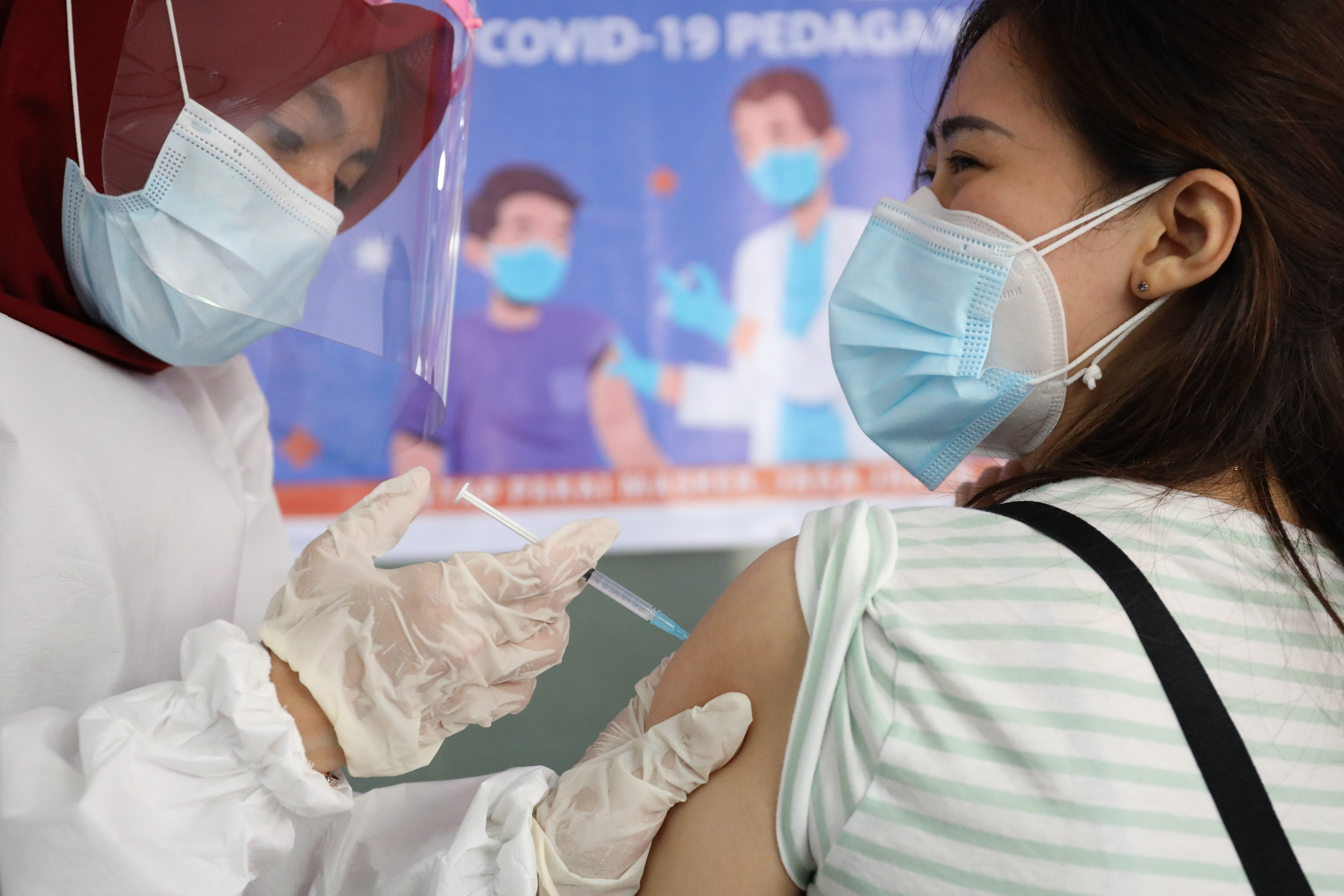 Vaksinasi Covid-19 Tahap Kedua di Pasar Tanah Abang 