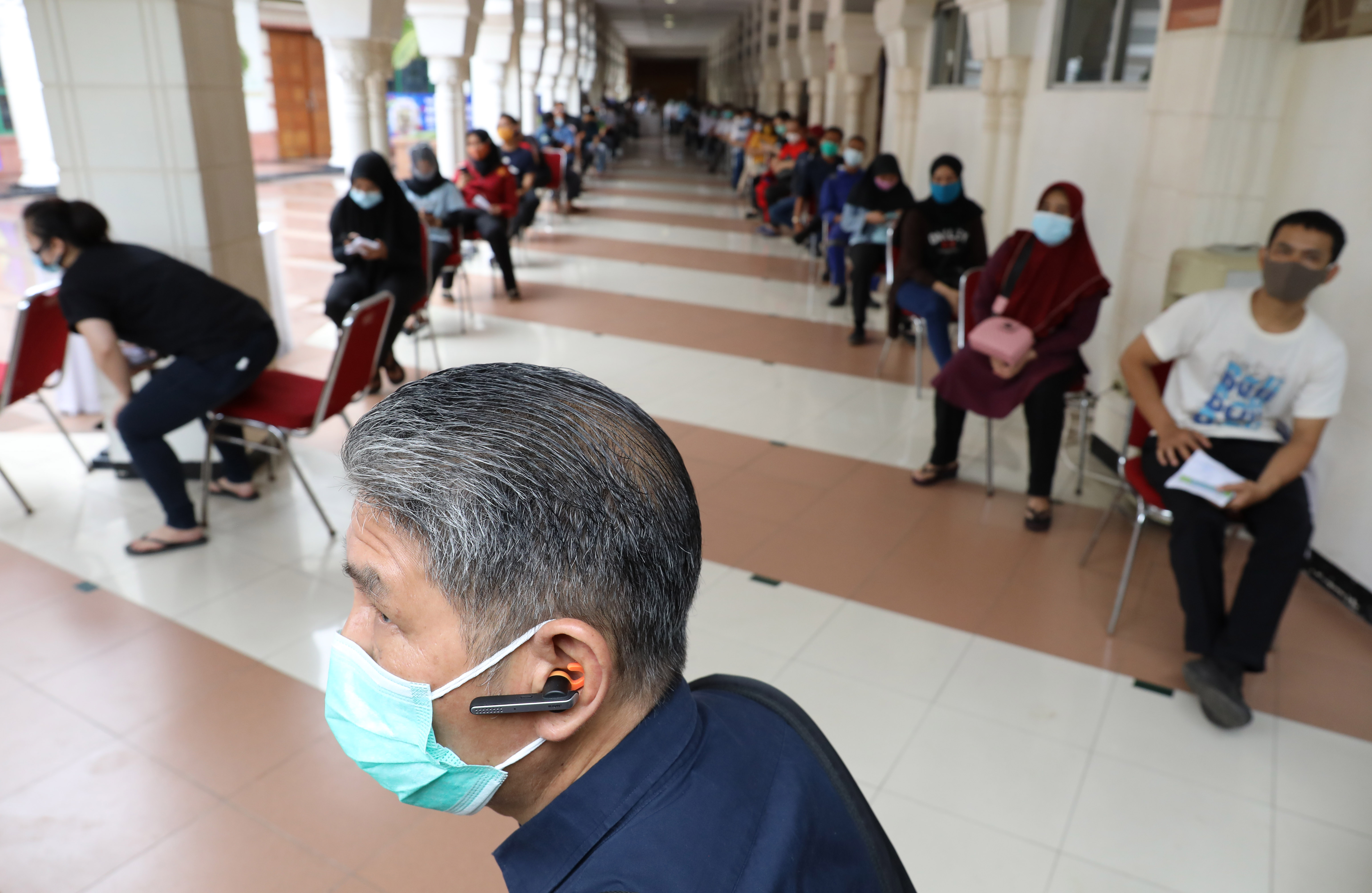 Vaksinasi Covid-19 Tahap Kedua di Pasar Tanah Abang 