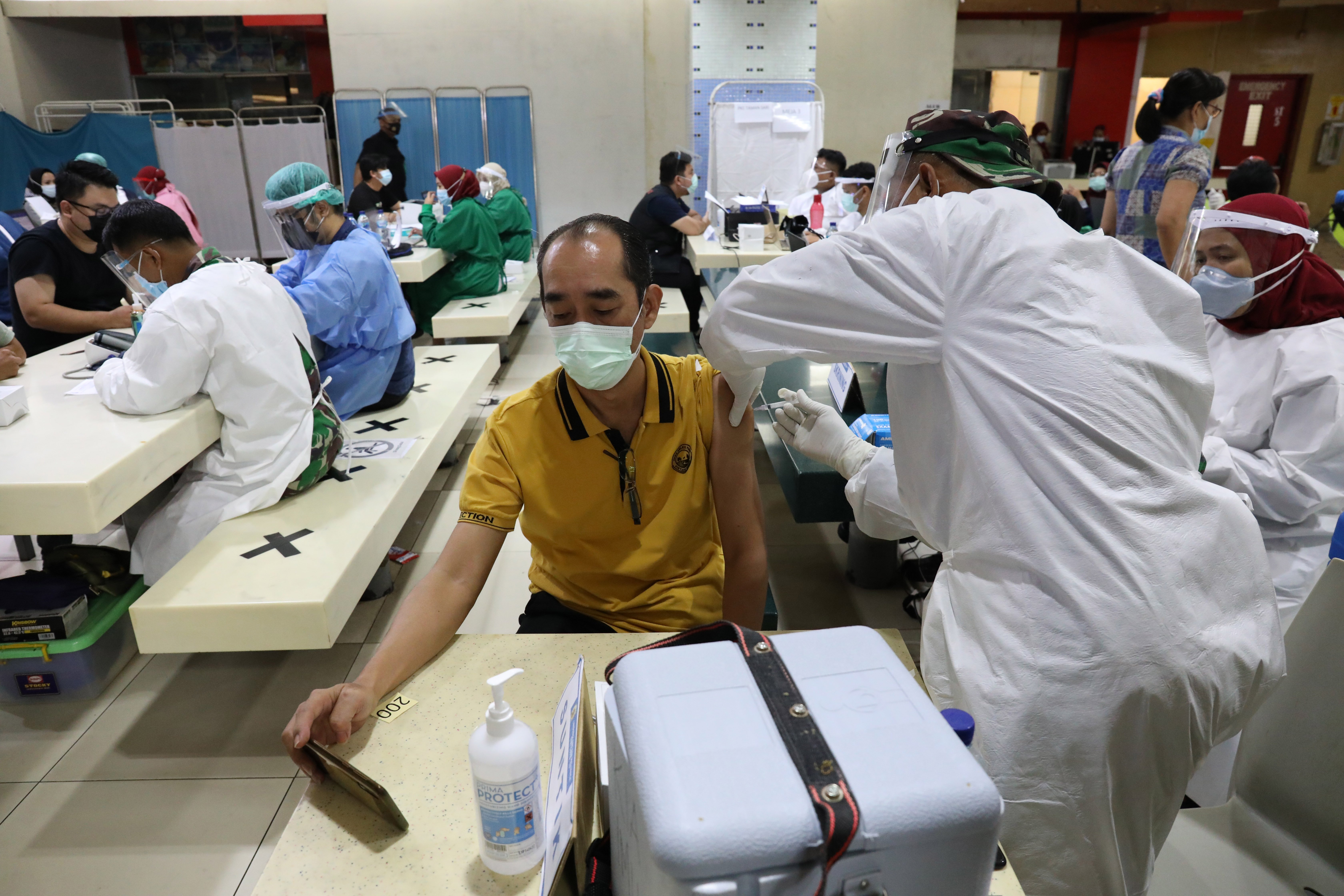 Vaksinasi Covid-19 Tahap Kedua di Pasar Tanah Abang 