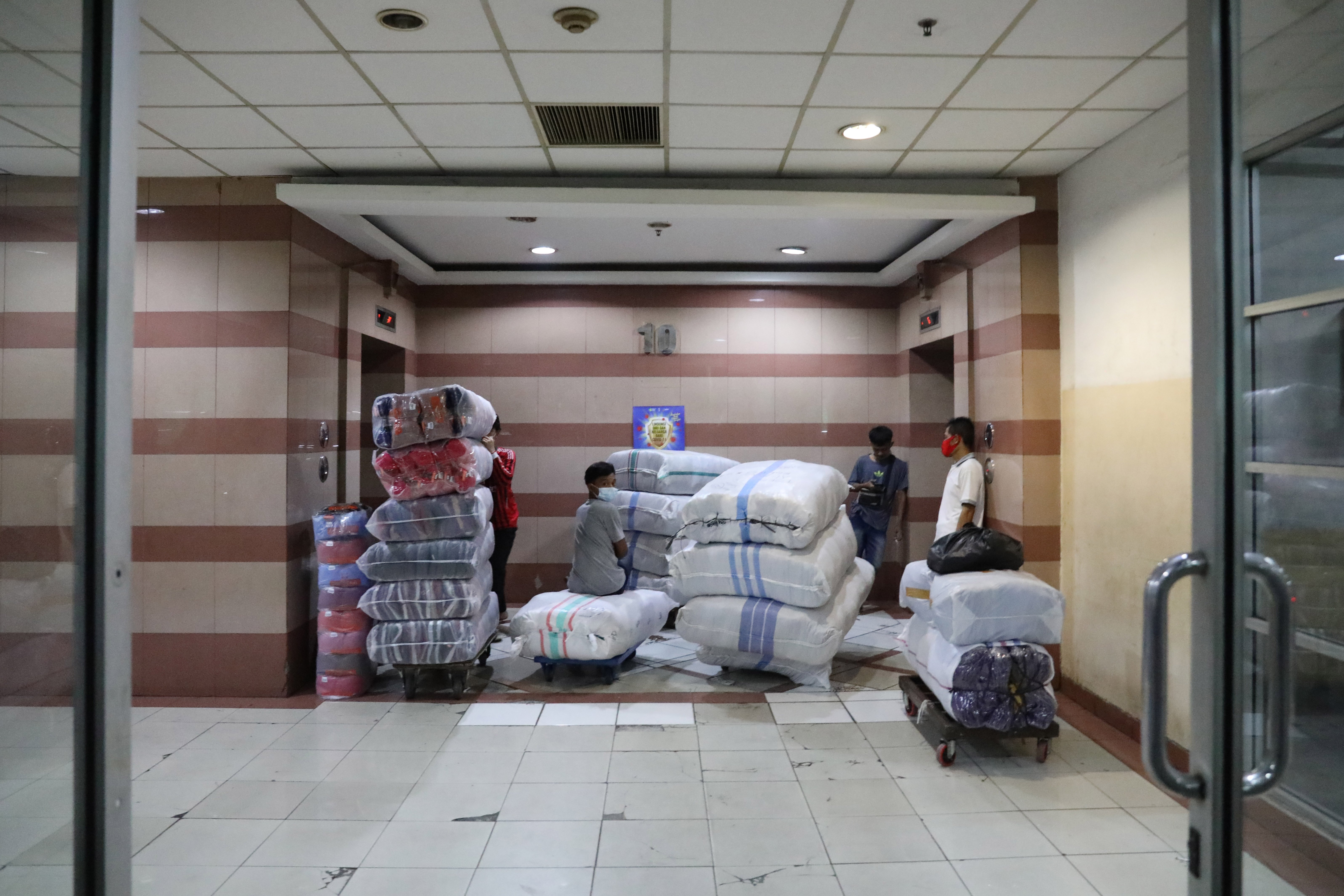 Vaksinasi Covid-19 Tahap Kedua di Pasar Tanah Abang 