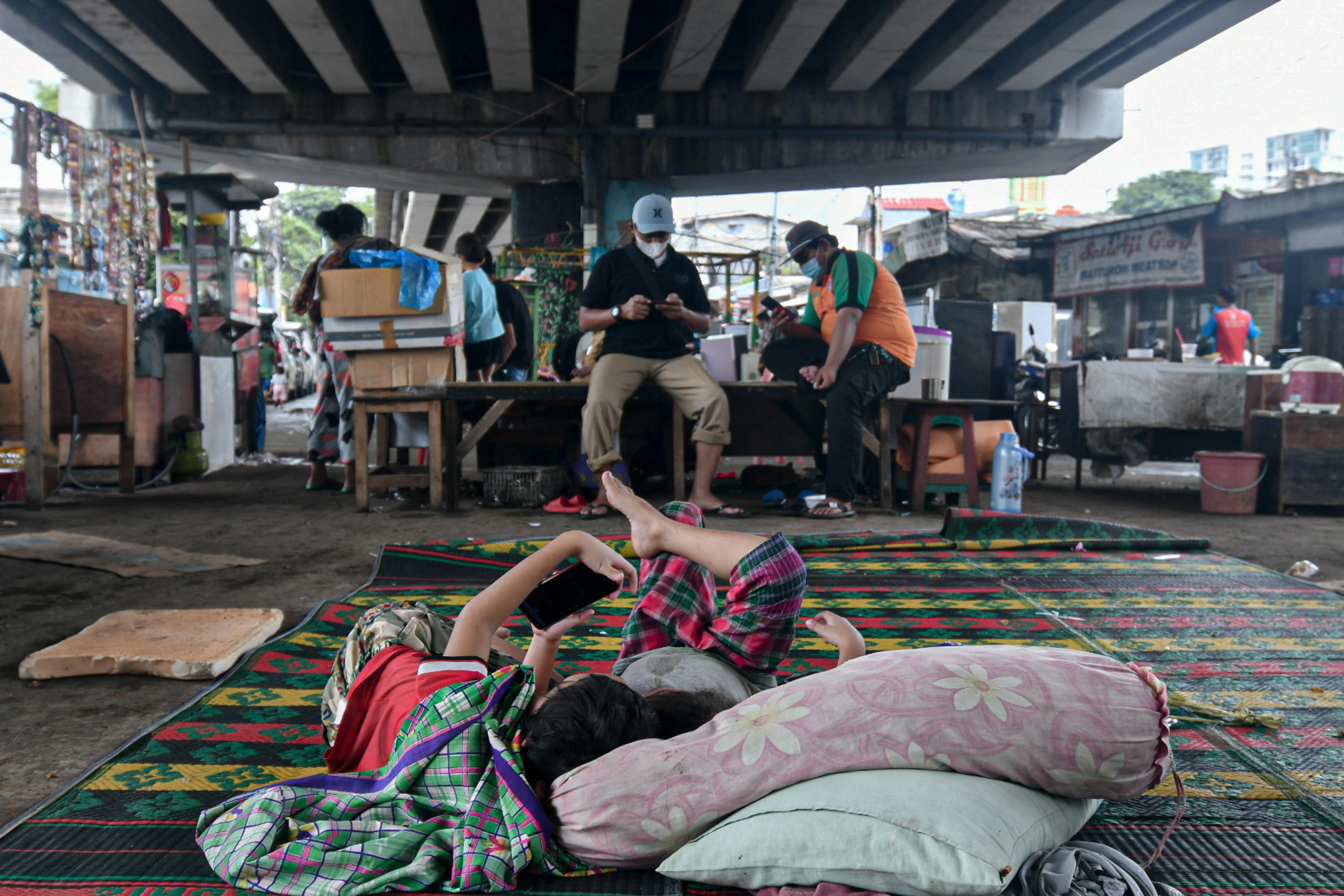 Mengungsi di Bawah Jalan Layang