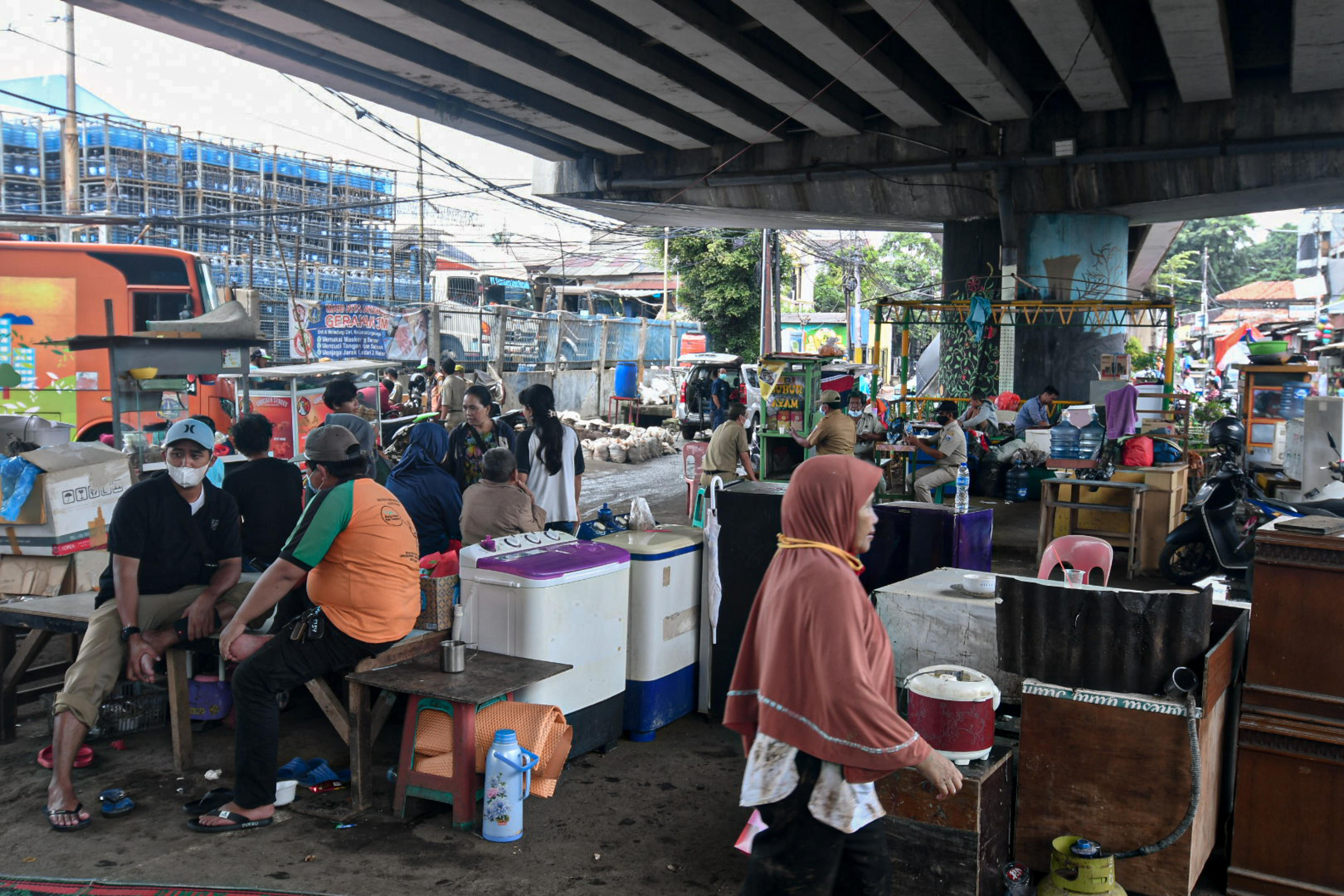 Mengungsi di Bawah Jalan Layang
