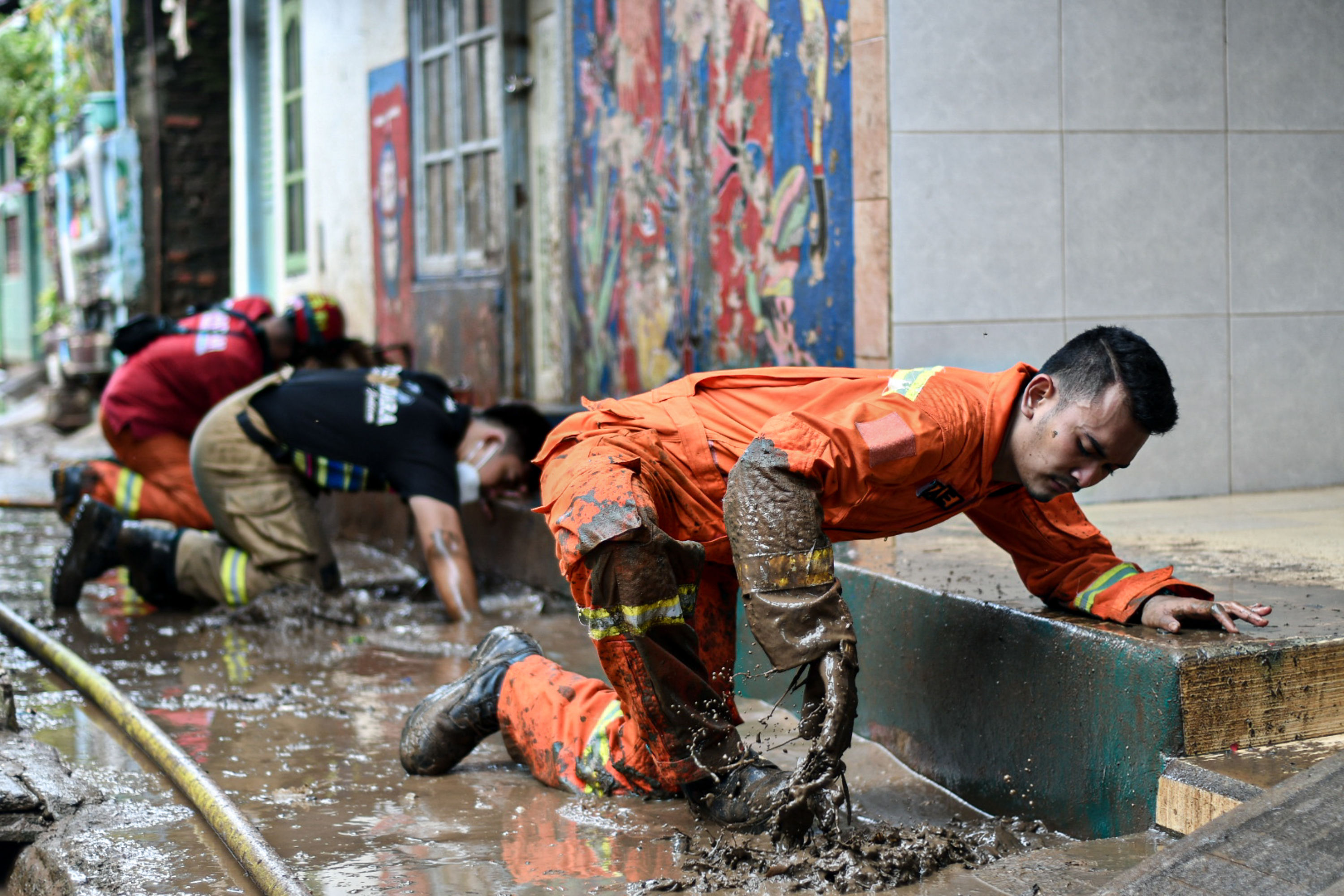 Bersihkan Lumpur Pasca Banjir