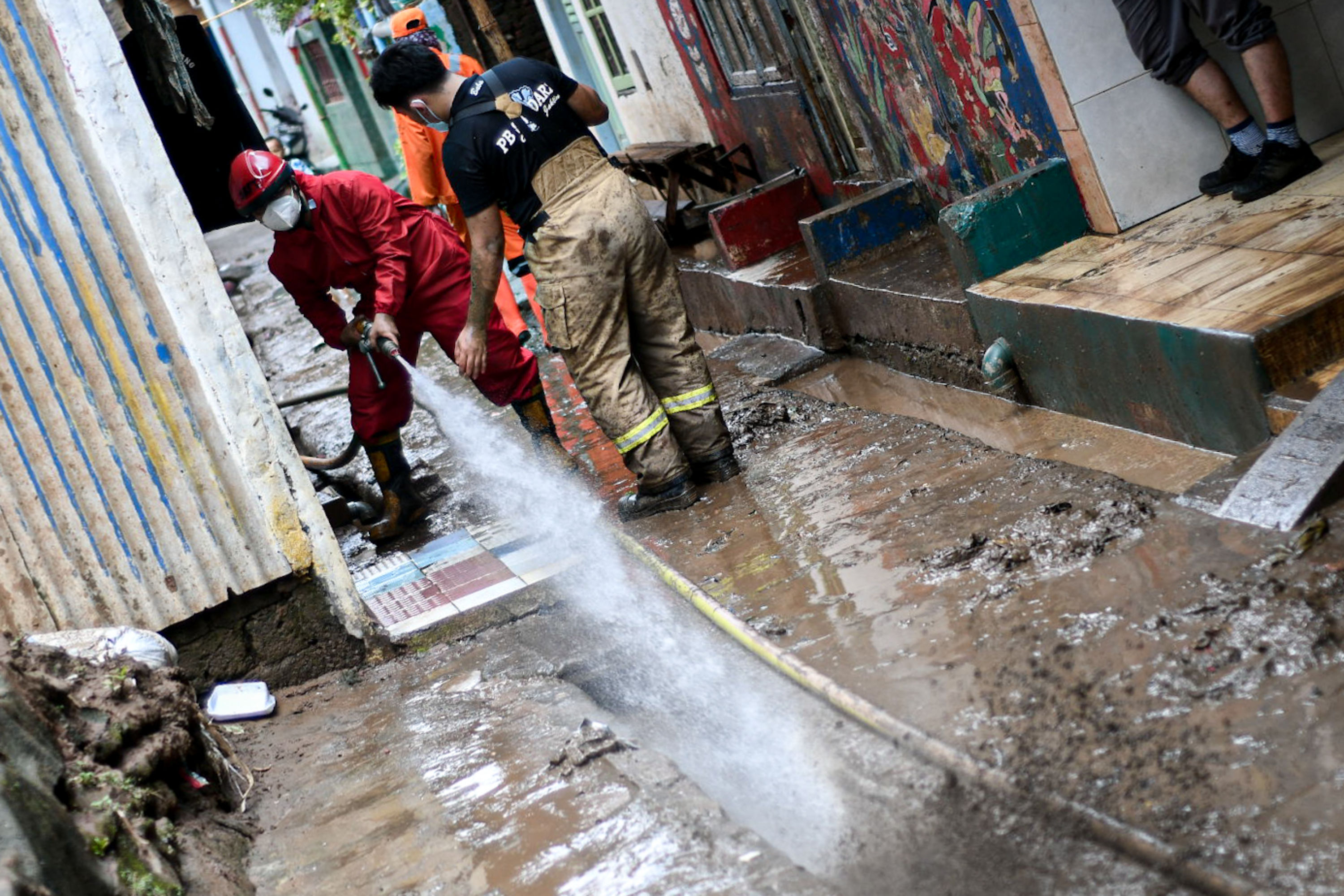 Bersihkan Lumpur Pasca Banjir