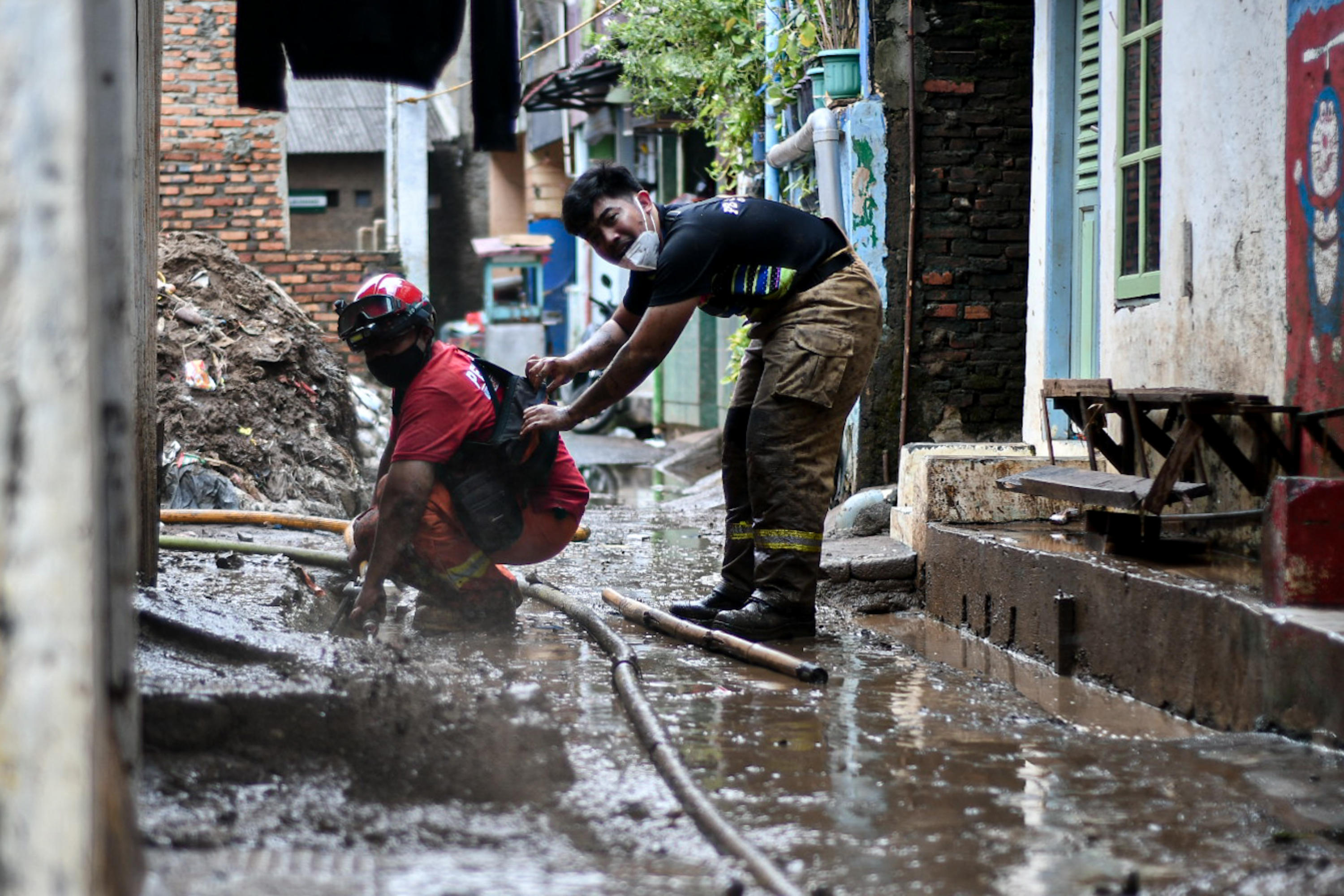 Bersihkan Lumpur Pasca Banjir