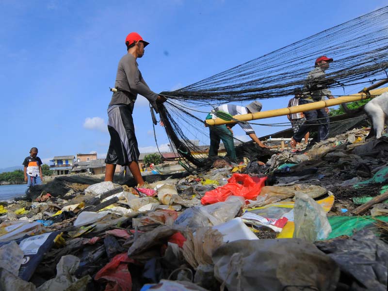 Sampah Plastik Cemari Pantai