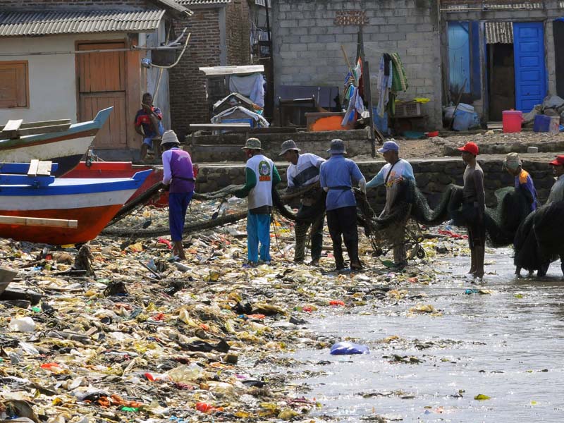 Sampah Plastik Cemari Pantai