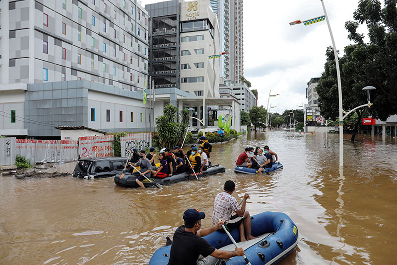Polisi Bantu Evakuasi Tamu Hotel dari Kepungan Banjir 