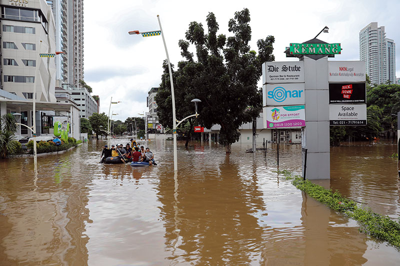 Polisi Bantu Evakuasi Tamu Hotel dari Kepungan Banjir 