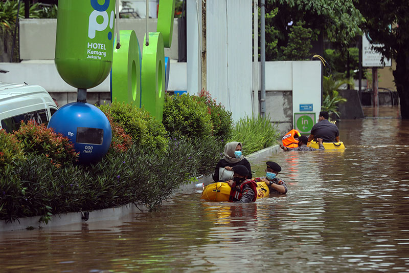 Polisi Bantu Evakuasi Tamu Hotel dari Kepungan Banjir 